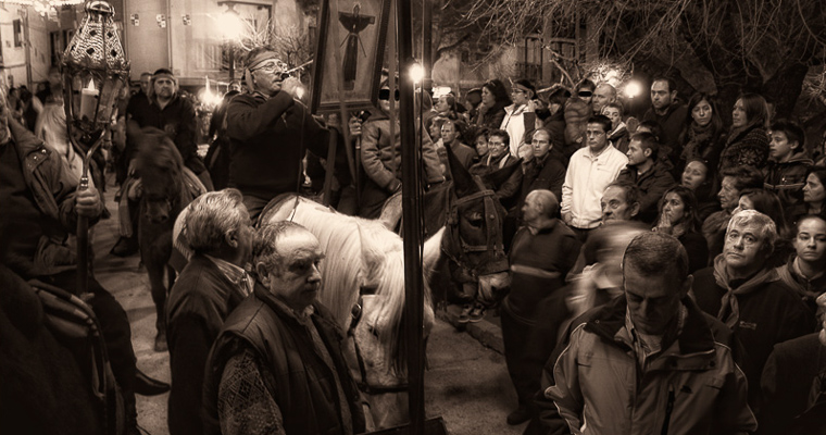 Foto nocturna de la celebración de El Vítor en San Esteban del Valle